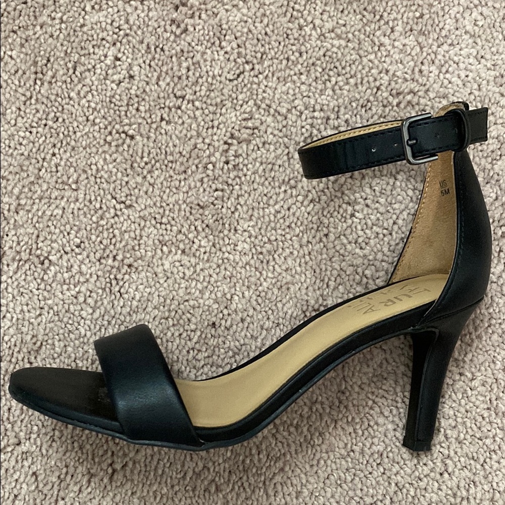 Naturalizer Black Heels Sleek Minimalist Design Size 5 - Picture 9 of 16